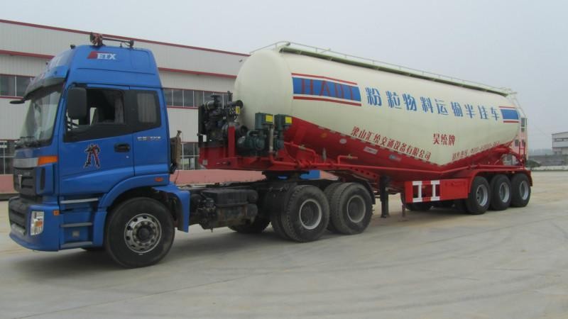 V / W Type Small Capacity Powder Bulk Cement Truck Various Size Customized
