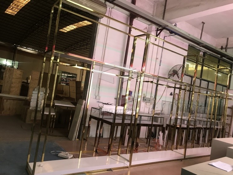 Electroplate Steel Boutique Clothing Display Stands With T5 Lighting