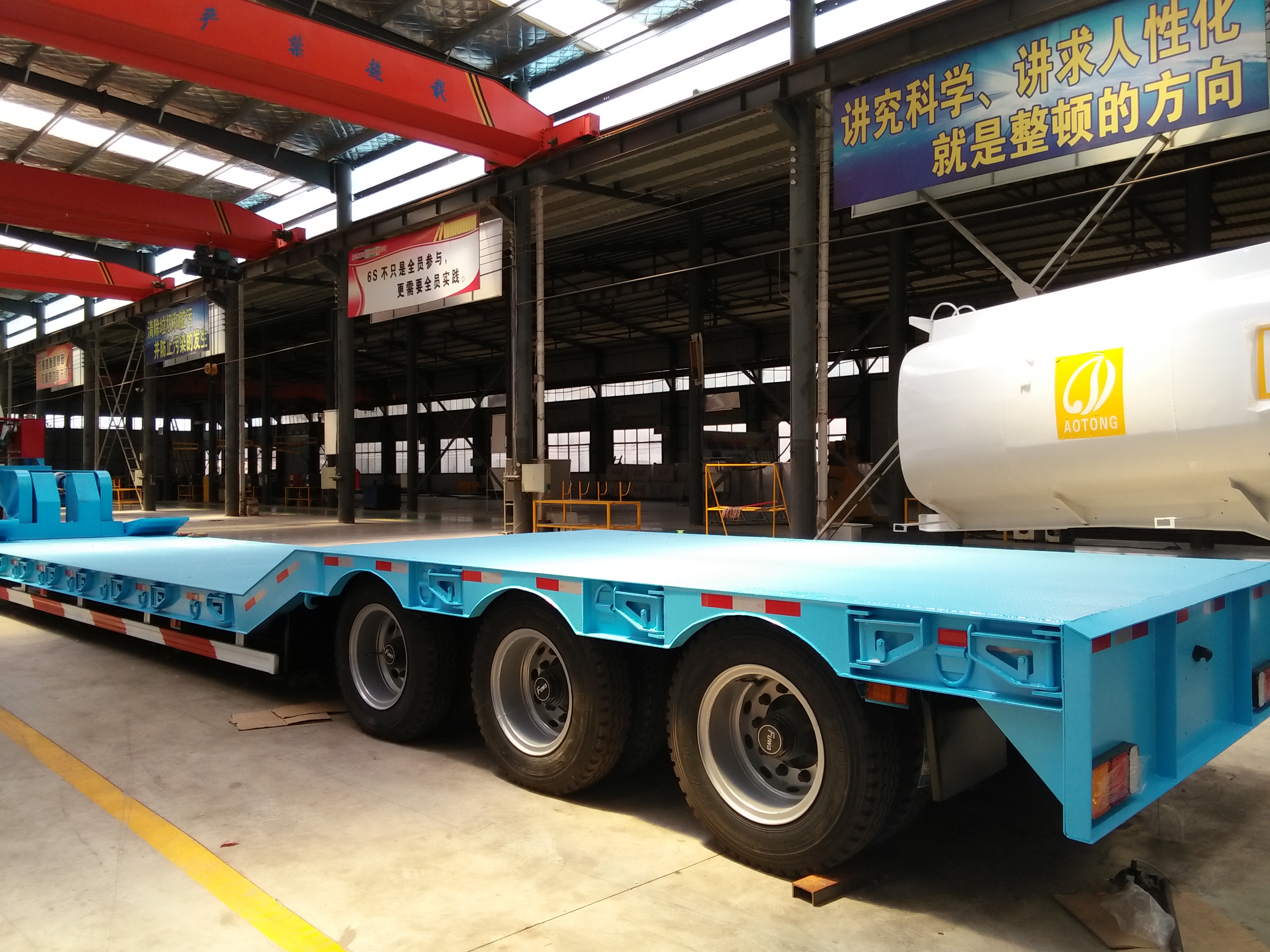 3 Axle Front Load Low Bed Trailer with Hydraulic Detachable Gooseneck and ABS Optional