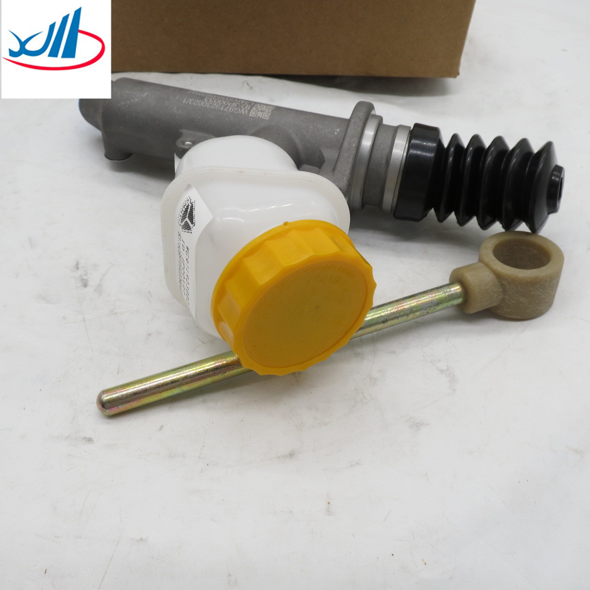 Sinotruck HOWO truck spare parts clutch master cylinder with oil tank WG9719230023