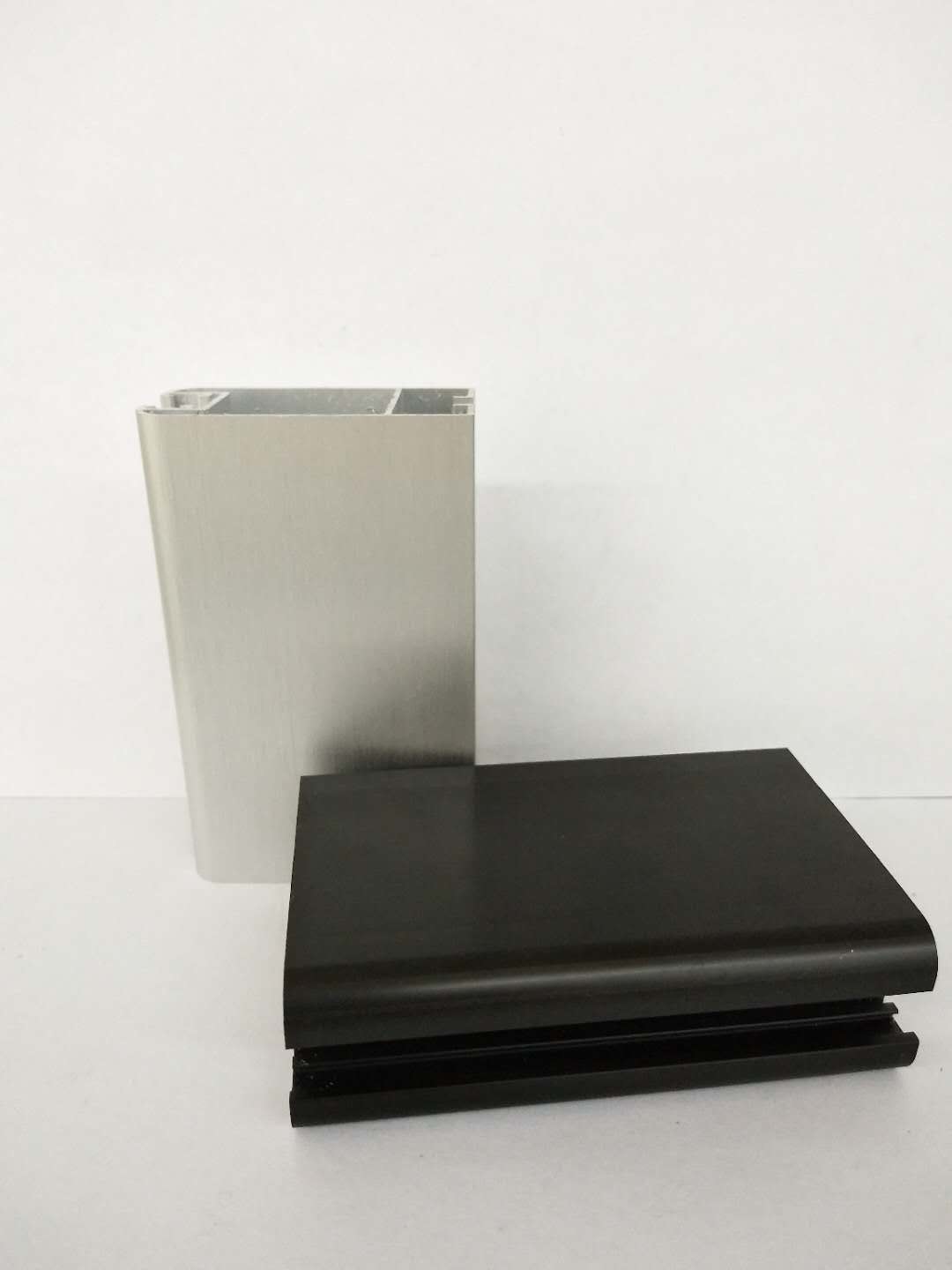 Electrostatic Spray Powder Coated Aluminium Extrusions / Aluminum Alloy Profiles Length Customized