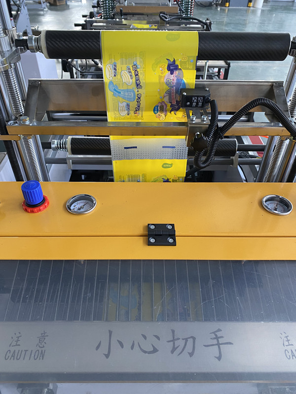 Computer Controlled Auto Toilet Tissue Bag Making Machine With Punching