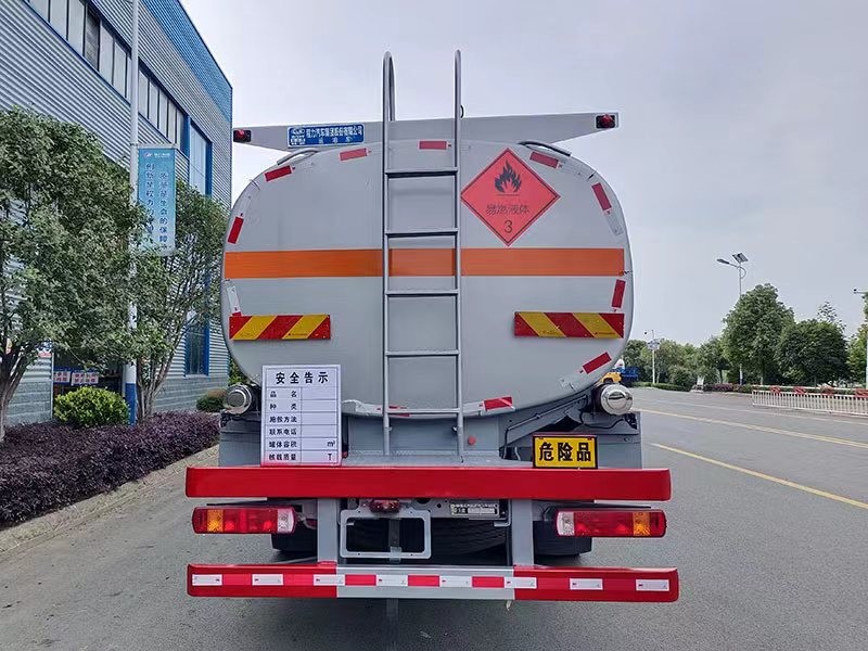 Strong And Rigid Howo Oil Tank Trucks For Integral Load Bearing Structure