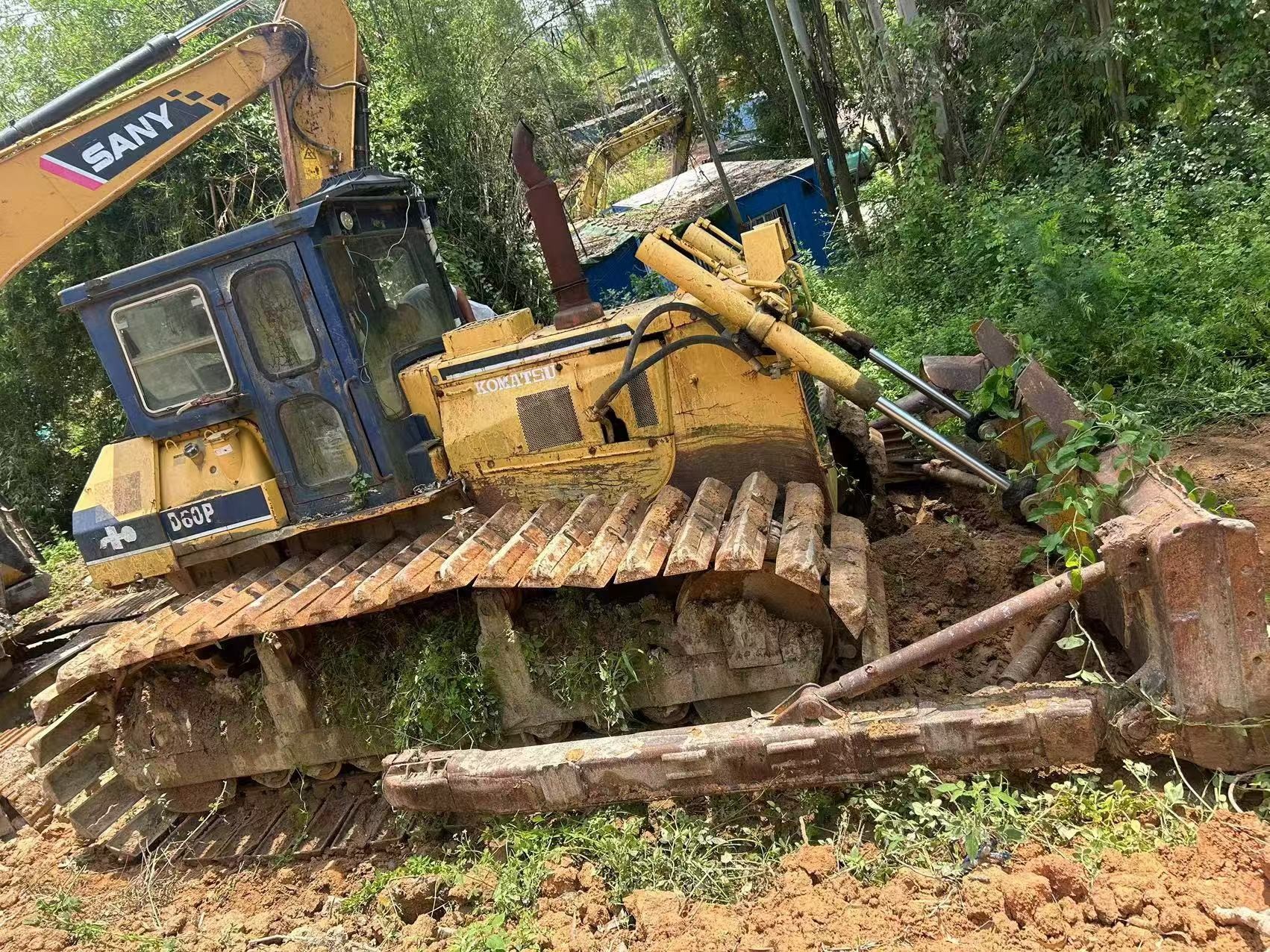 Komatsu D60P Bulldozer Has Excellent Durability , Flexibility , And High-quality