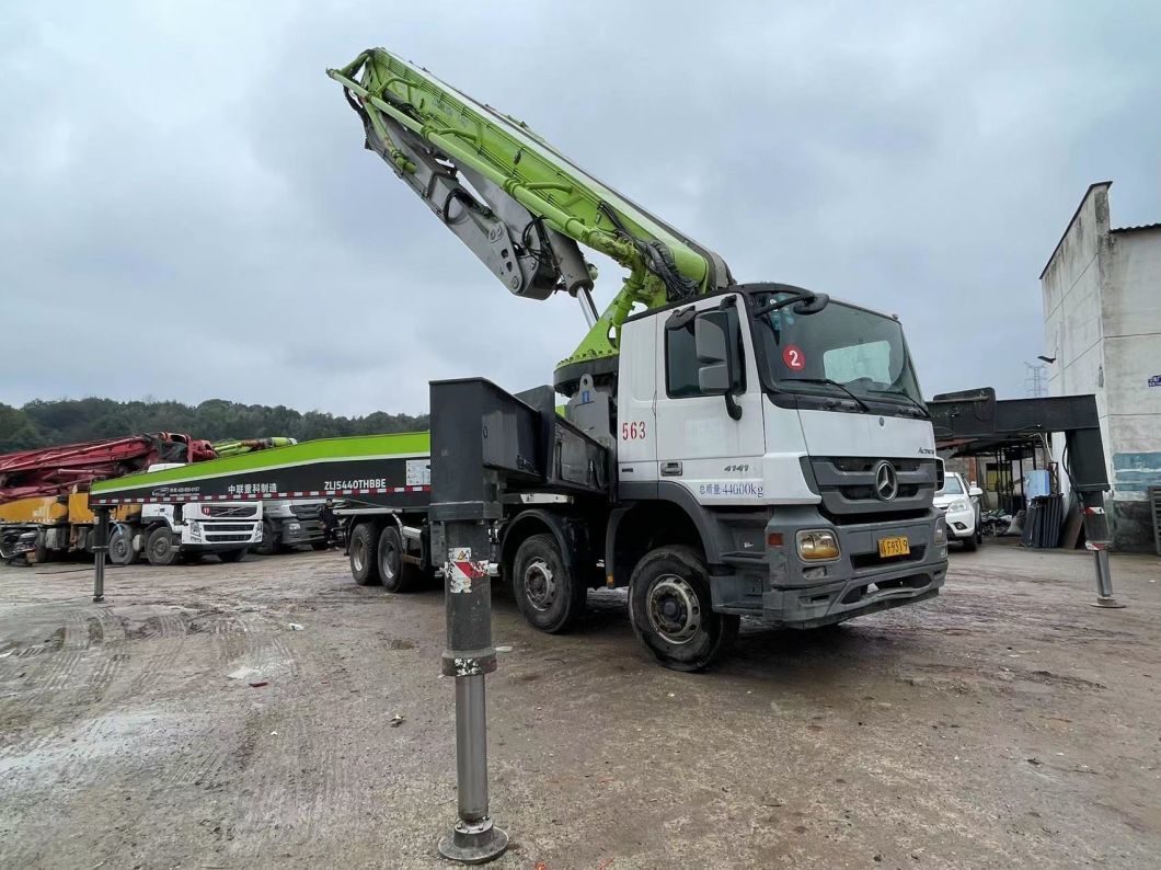 Zoomlion 56m Concrete Pump Truck with 5 Booms