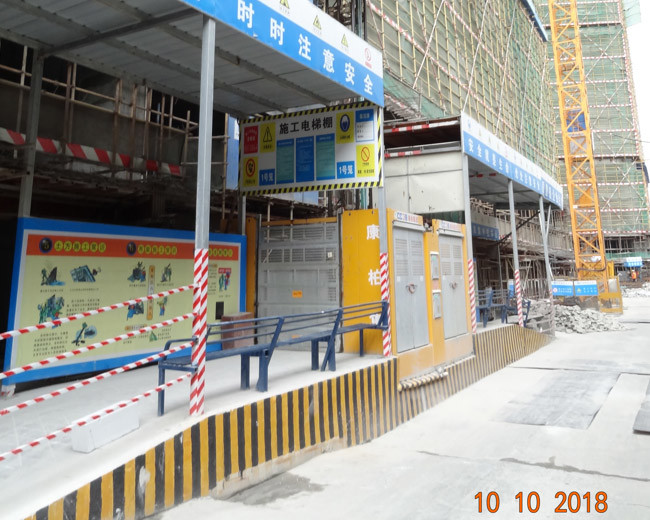 SC200BZ Construction Material Lifting Hoist Payload Capacity 2000 KG Per Cage