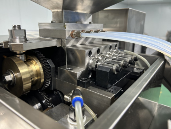6 Inch Middle Servo Motor Cosmetic Soft Gelatin Capsule Manufacturing Machine For Skin Care Products