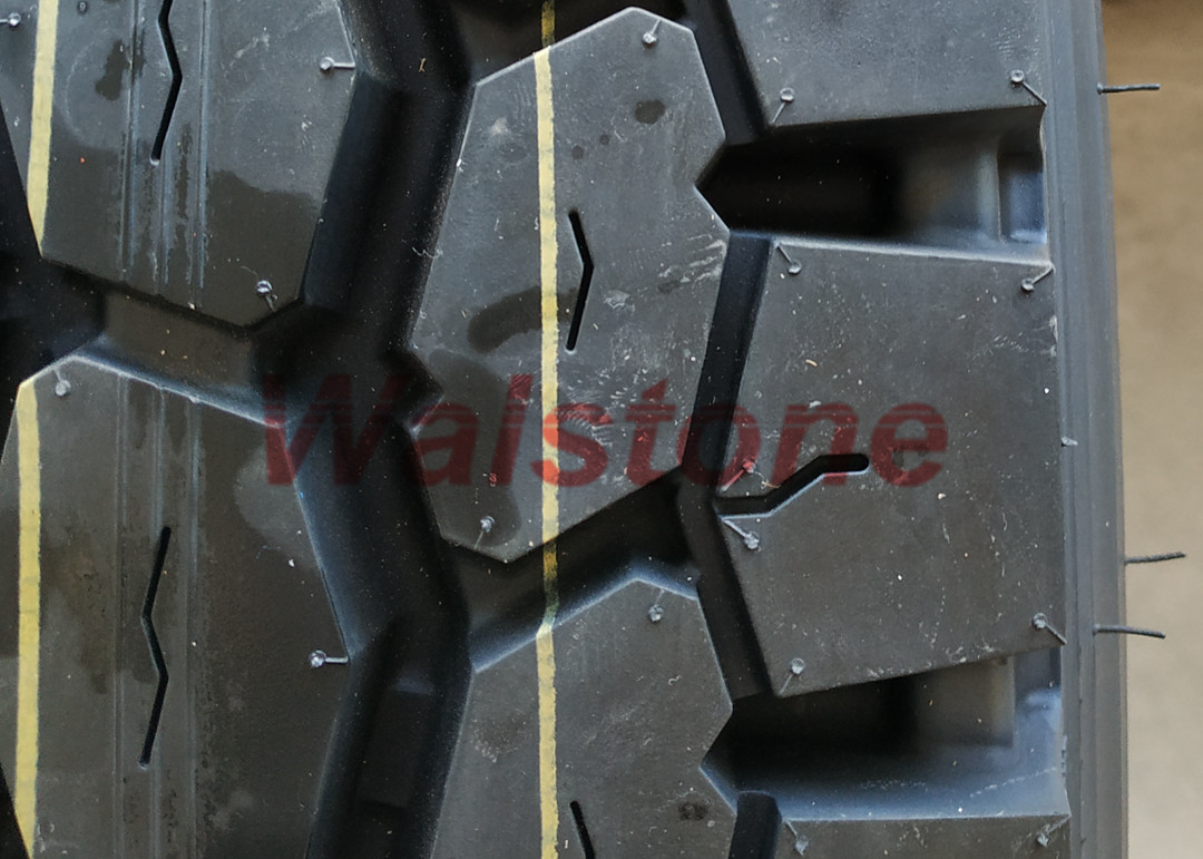 Driving Wheel 11R22.5 All Position Truck Tires Robust Massive Tread In Black Color
