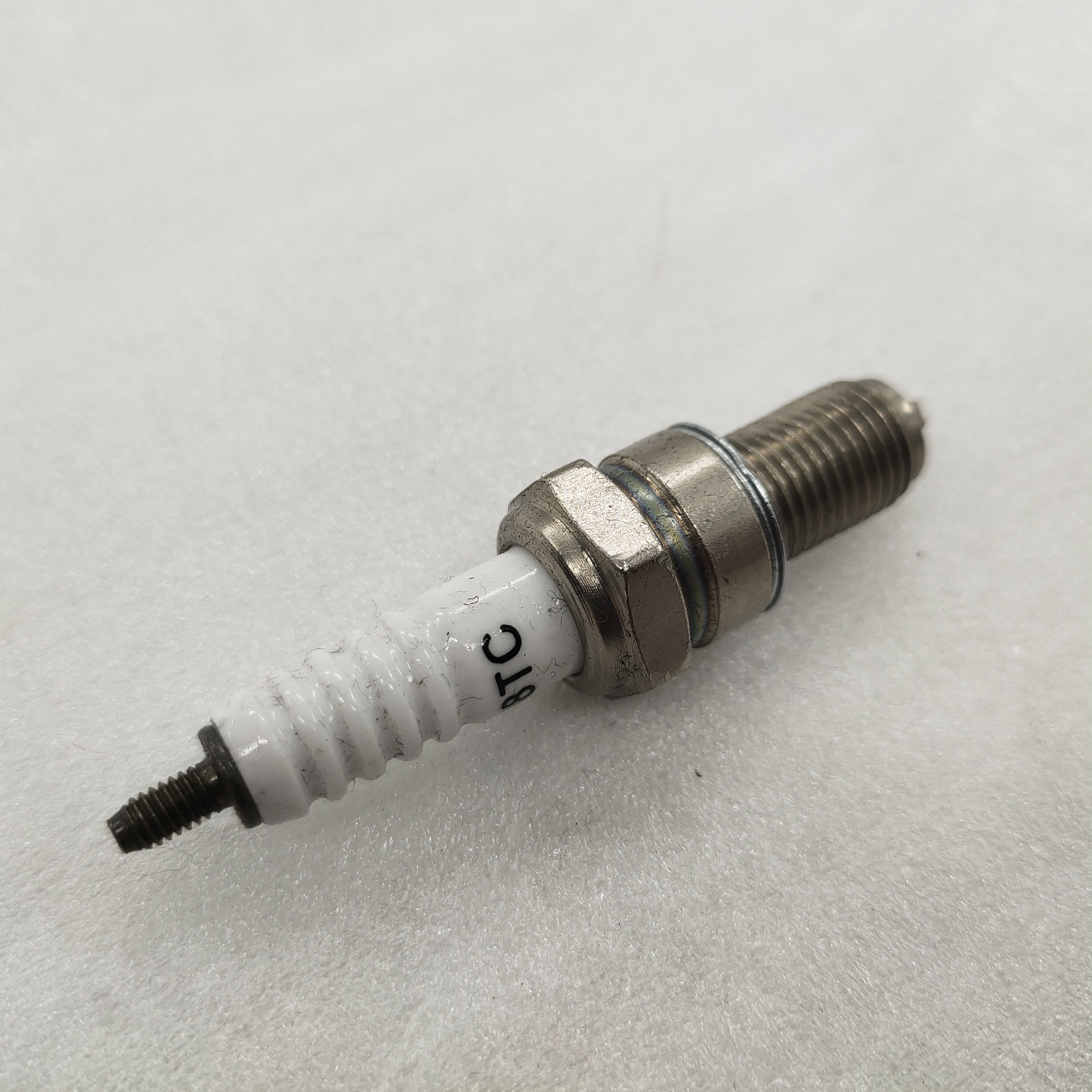 Tricycle Engine Spare Parts 250cc Water Cooled Engine Spark Plug for Better Efficiency