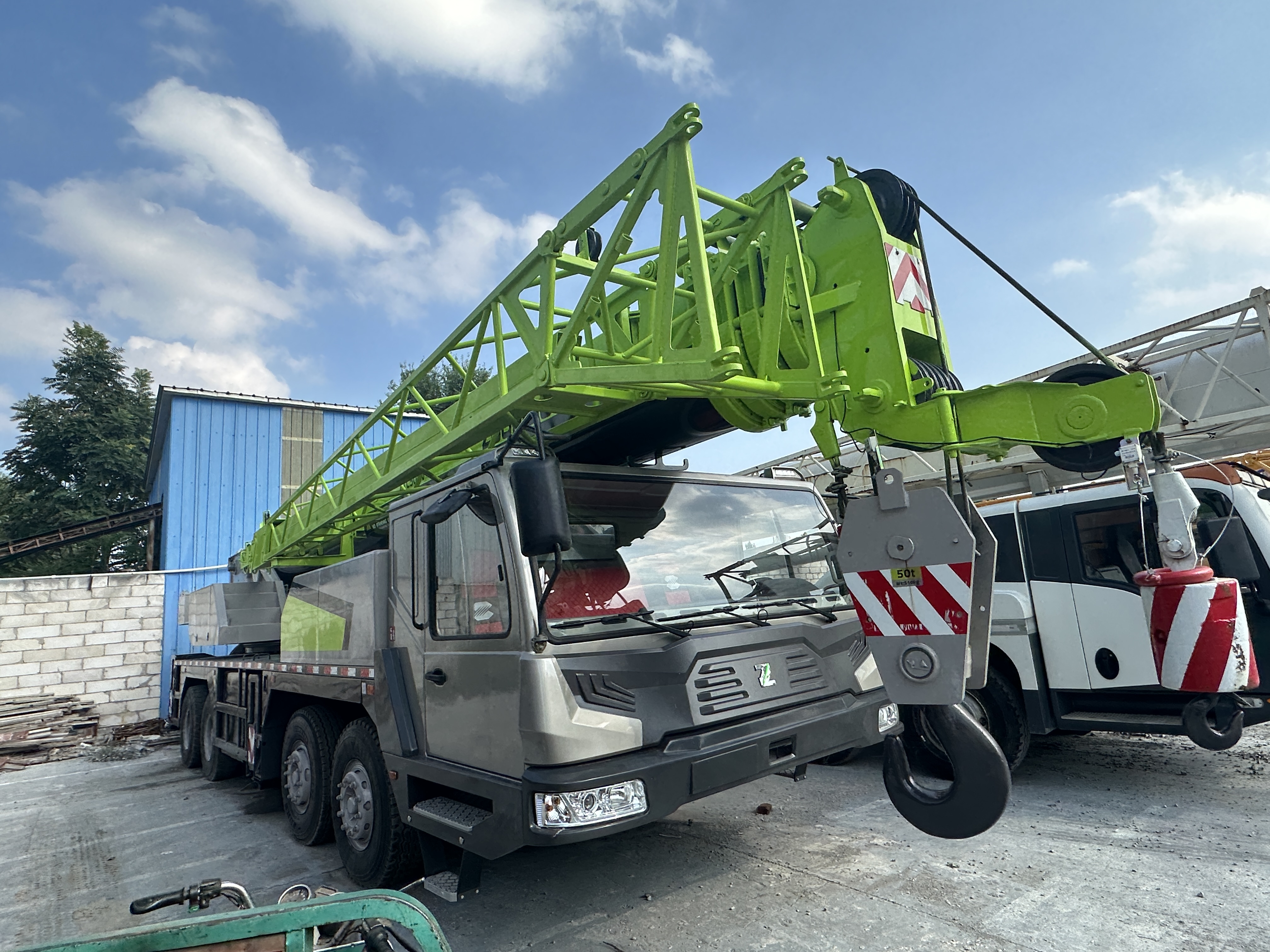 Telescopic Straight Boom Crane 50 Ton 55 Ton ZTC550 Used Truck Crane with Low Weight