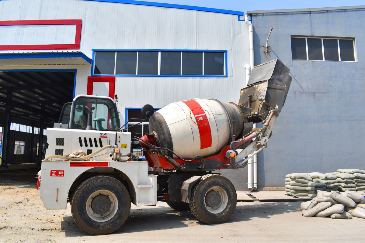 4X4 Drive 400hp 0.7cbm Self Loading Concrete Mixer
