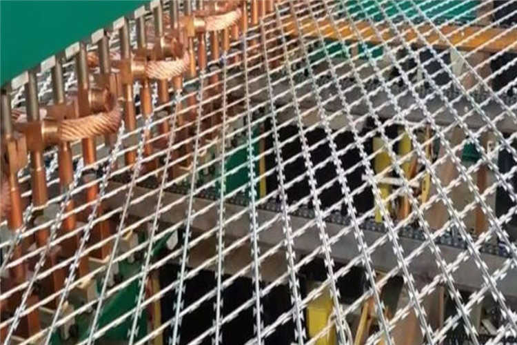 Welded Bto 22 Razor Wire Mesh Fence 50mmx100mm Hole Opening