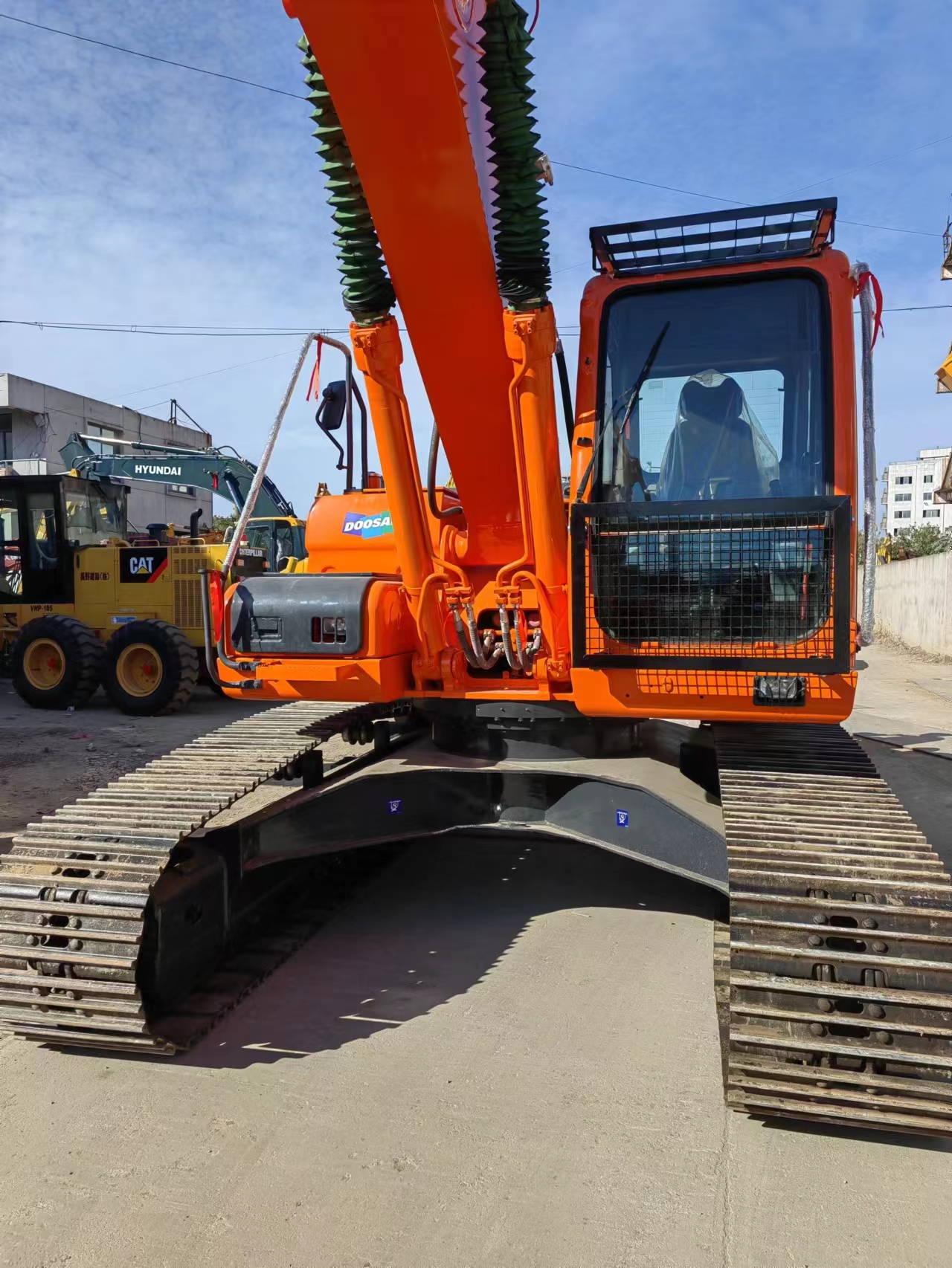 Doosan DX225 Excavator Construction Equipment from Korea with Transport Width 2.80 m