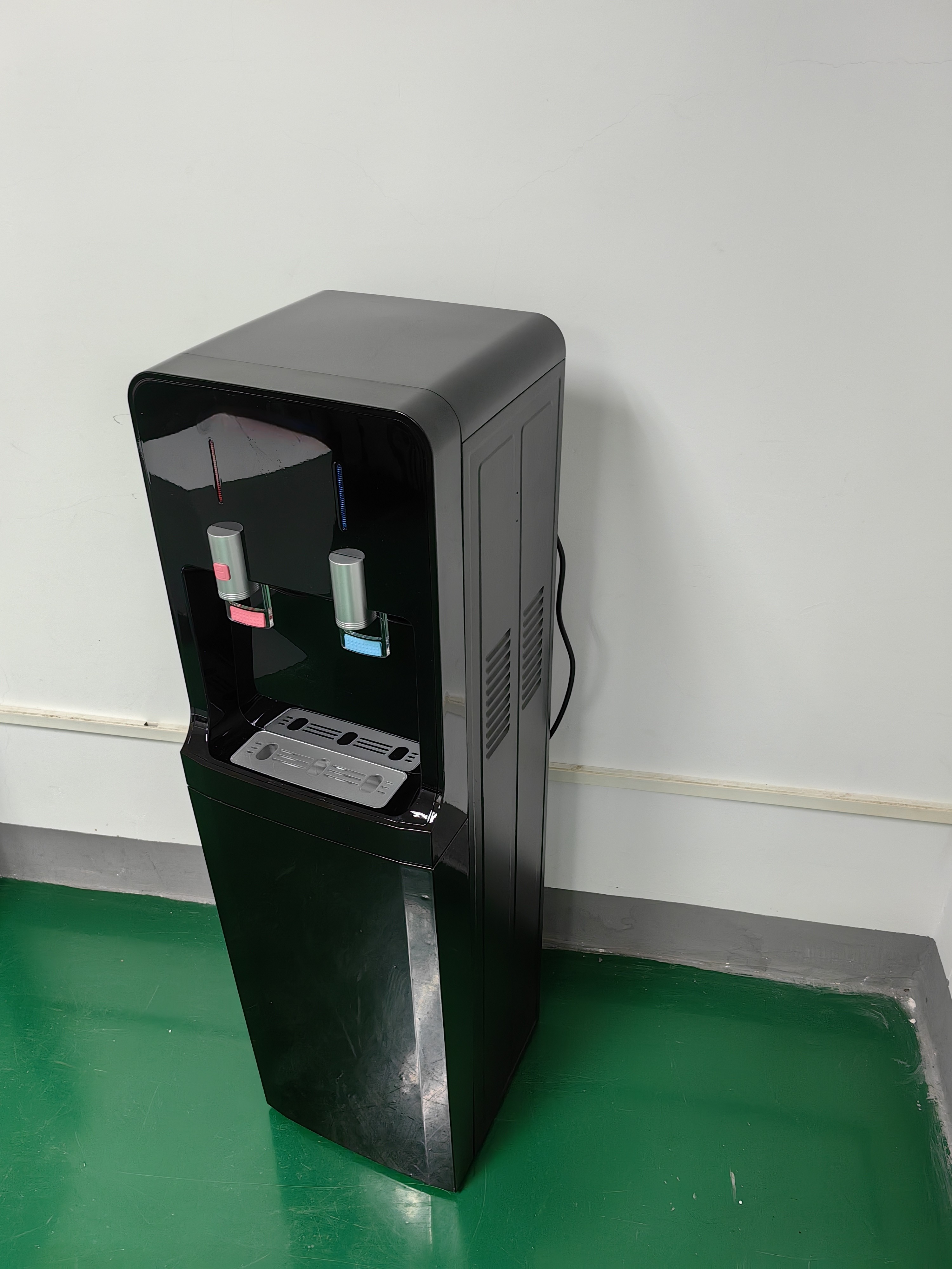 Hassle-Free Drinking Water Dispenser For Home Office And School