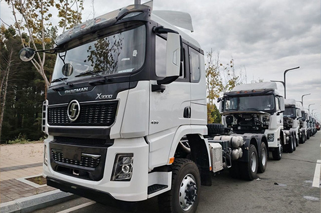 Shacman Tractor Truck With 351-450 Horsepower 31-40 Ton Capacity Pressure Resistance Thickened Cab Steel Plate