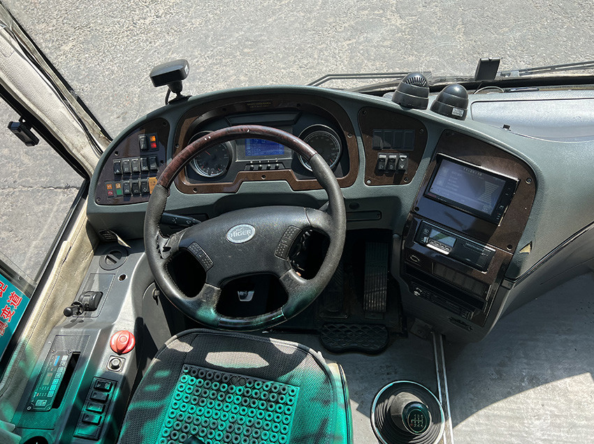 Diesel Used Tourist Bus 37 Seats 2 Door LHD Euro 4 With Manual Transmission