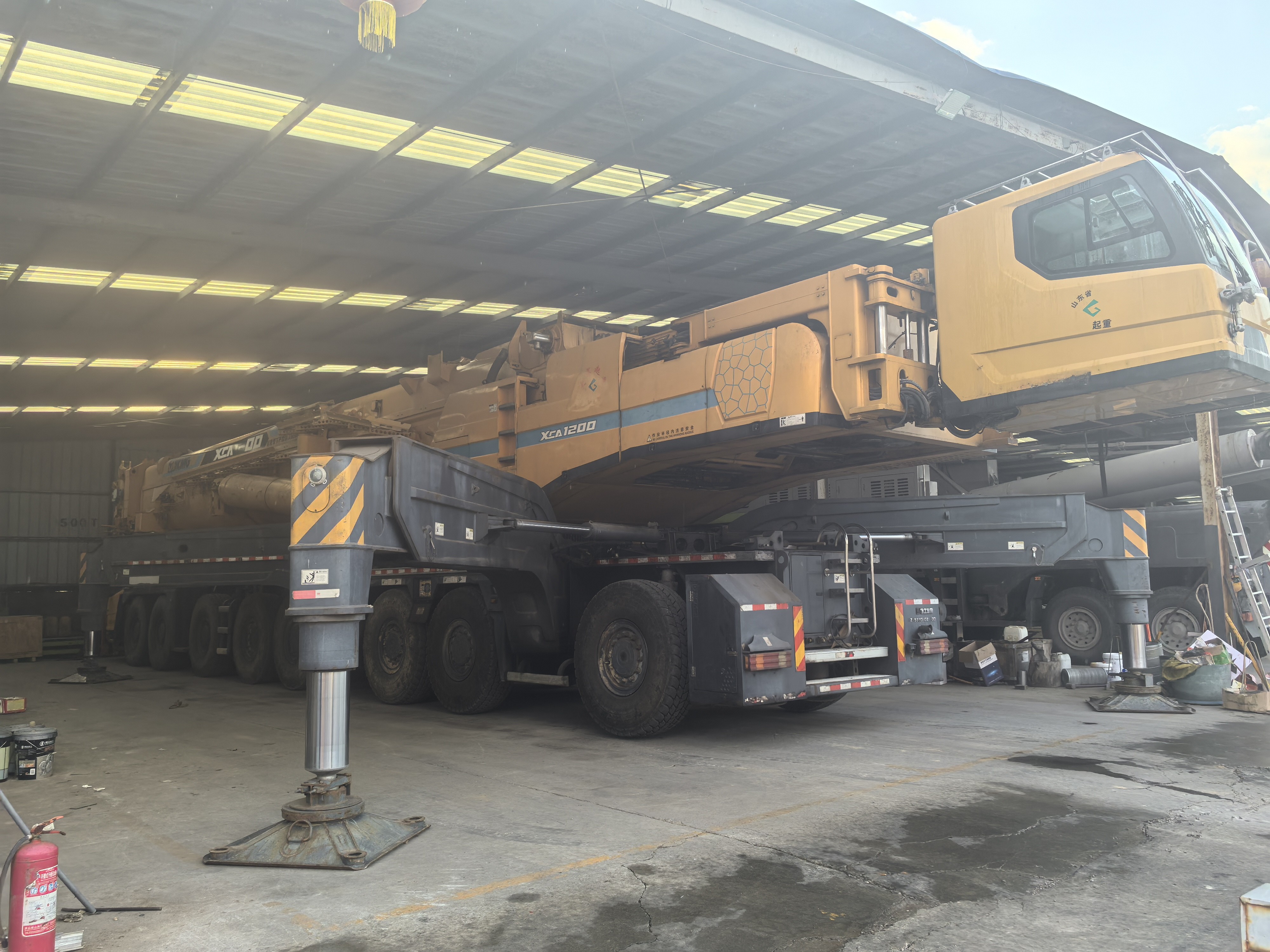 2018model XCA1200-1 all terrain crane Engine: Benz OM502LA+Benz OM460LA Transmission: ZF Axle Brand: German KESSLER Total Counterweight: 170 Tons Main