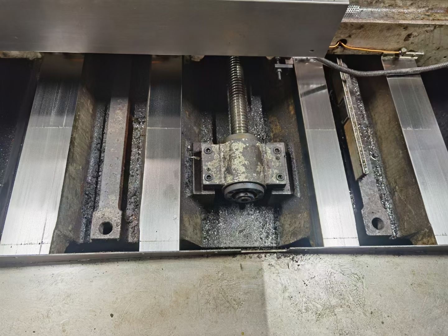 Used 3 Axis CNC Horizontal Machining Center BT 50 VMC CNC Milling Machine