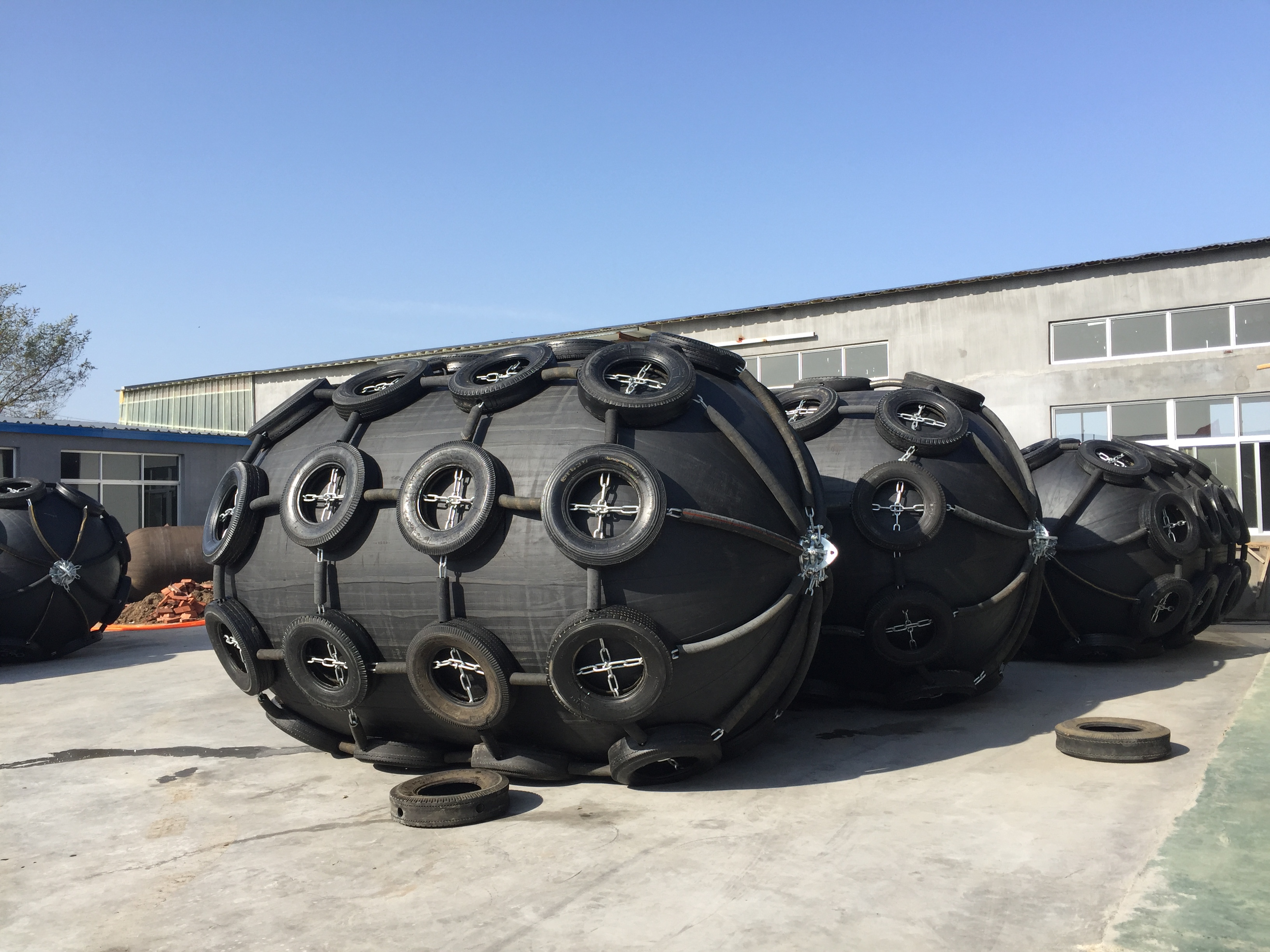 50Kpa 80 Kpa STS Pneumatic Rubber Fender Yokohama Type Fenders With Tire Chain Net