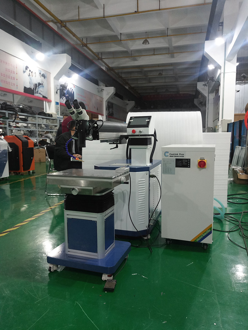 300W 400W Metal Mould Repair Handheld Yag Fiber Laser Welding Machine