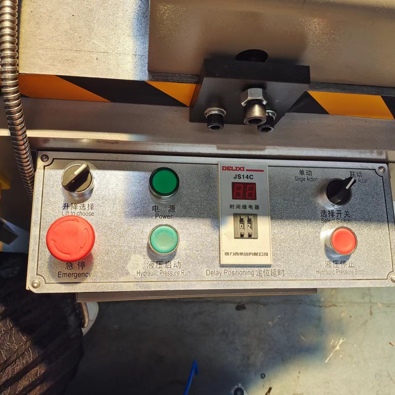 Synchronous Aluminum Window Corner Crimping Machine Lifting Type