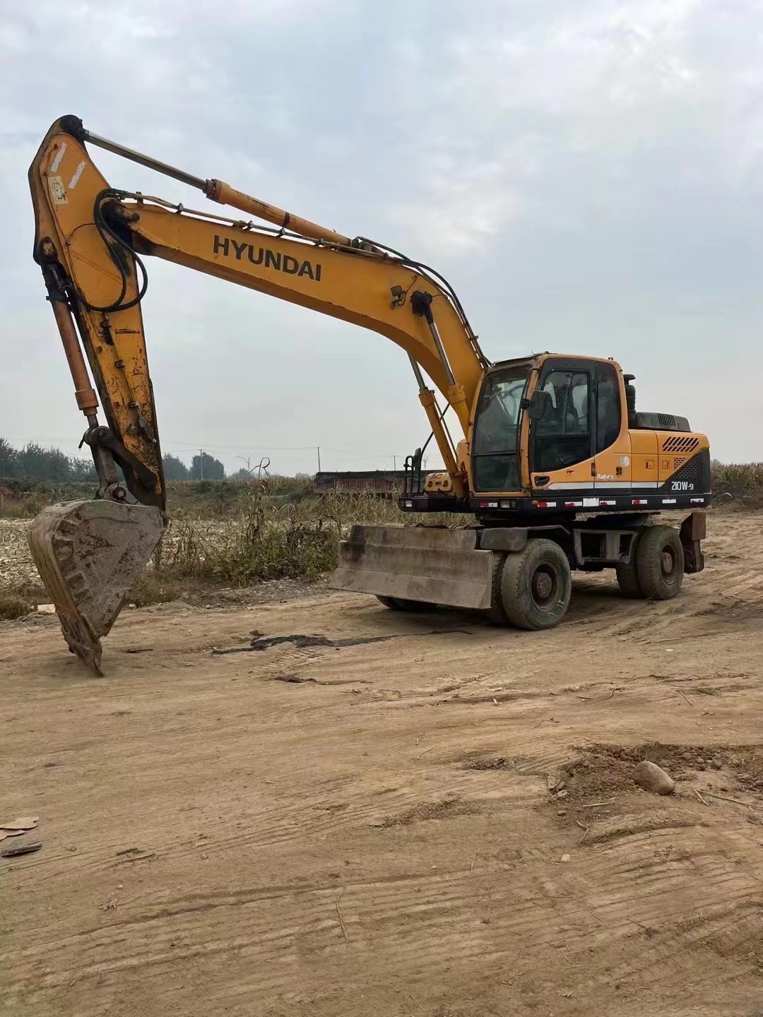 22 Ton Hyundai R210w-9 Wheeled Excavator Equipped With Cummins B7 Engine