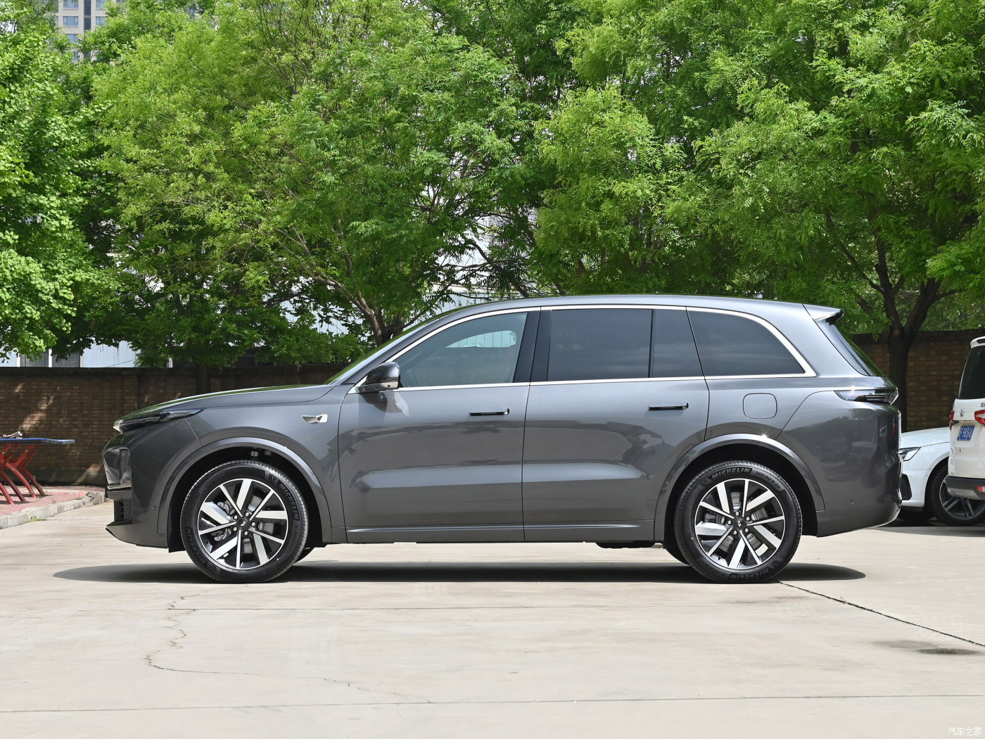 L8 2023 Ideal Electric Car Gray Metallic Paint Big Midsize SUV