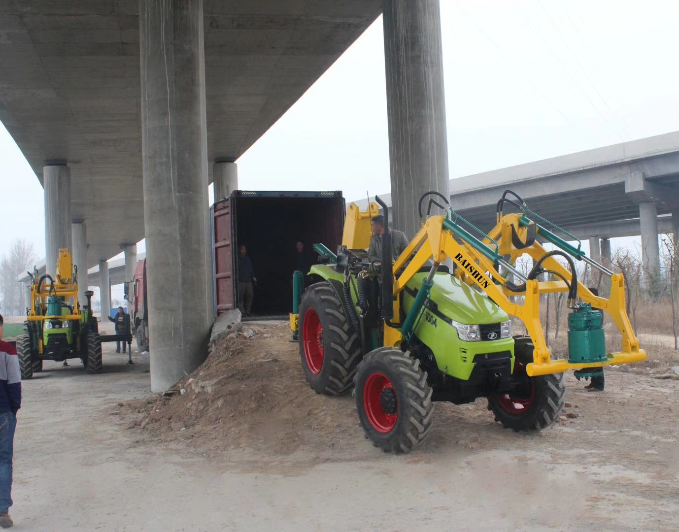 Popular sale lifting crane mounted post hole digger machine new tractor with auger