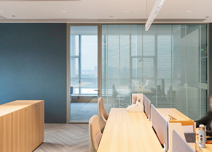 Low Maintenance Office Glass Partition Walls Perfect For Meeting Rooms Sound Insulation