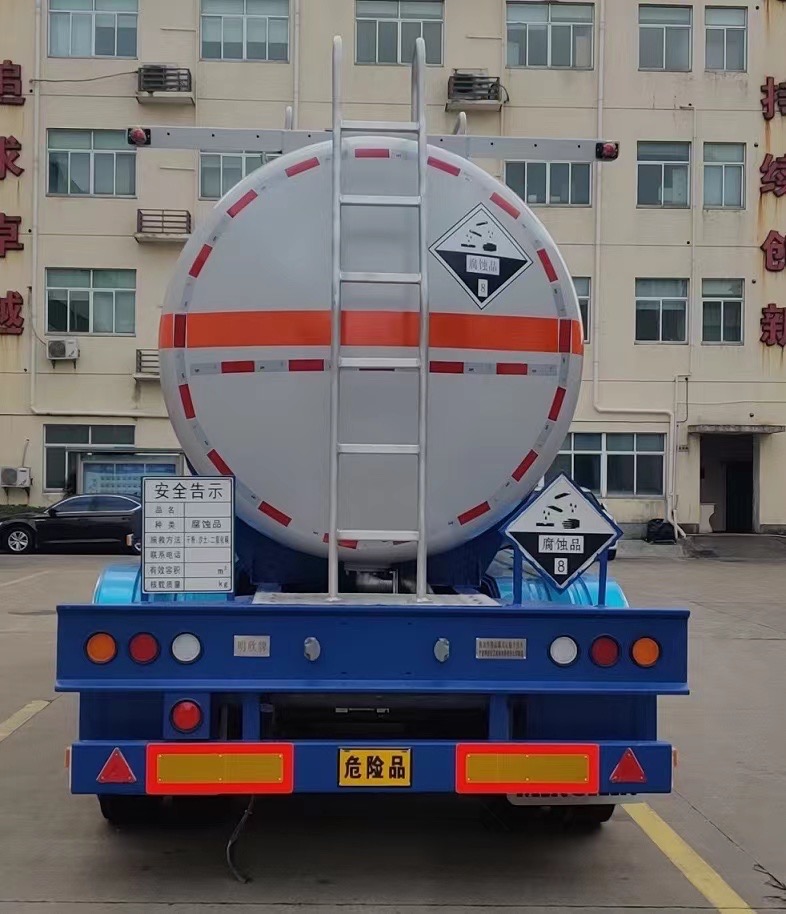 CIMC iron or stainless steel for LNG Gas Station with single or 2/4 optional compartment Liquefied Natural Gas Cryogenic Trucks