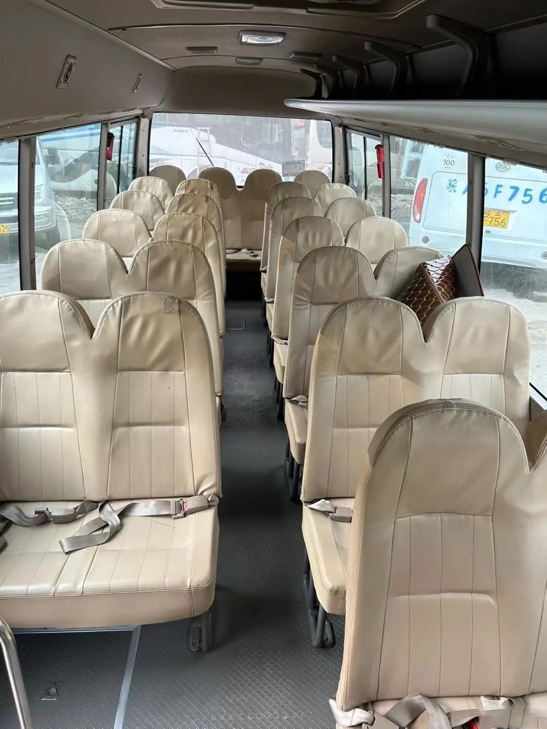 XML6770 28-Seater 7.7-Meter Golden Dragon Second-Hand Medium Bus Champagne Gold Front Engine
