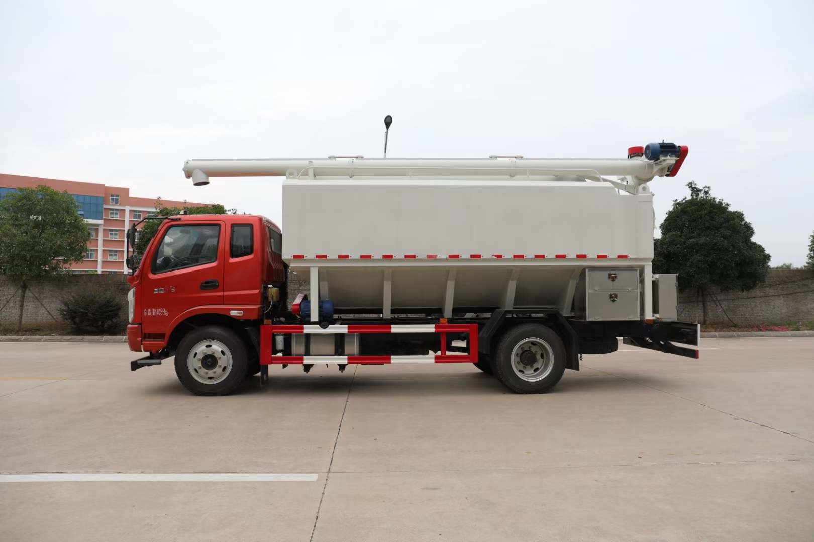 9460ml Displacement Bulk Feed Truck 9000×2450×3800 Mm Tyre 7.00-16