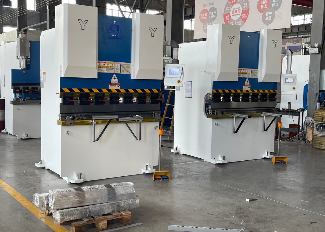 1600mm Worktable Torsion Bar Press Brake CNC Controller Smooth Metal Hydraulic Bending Machine