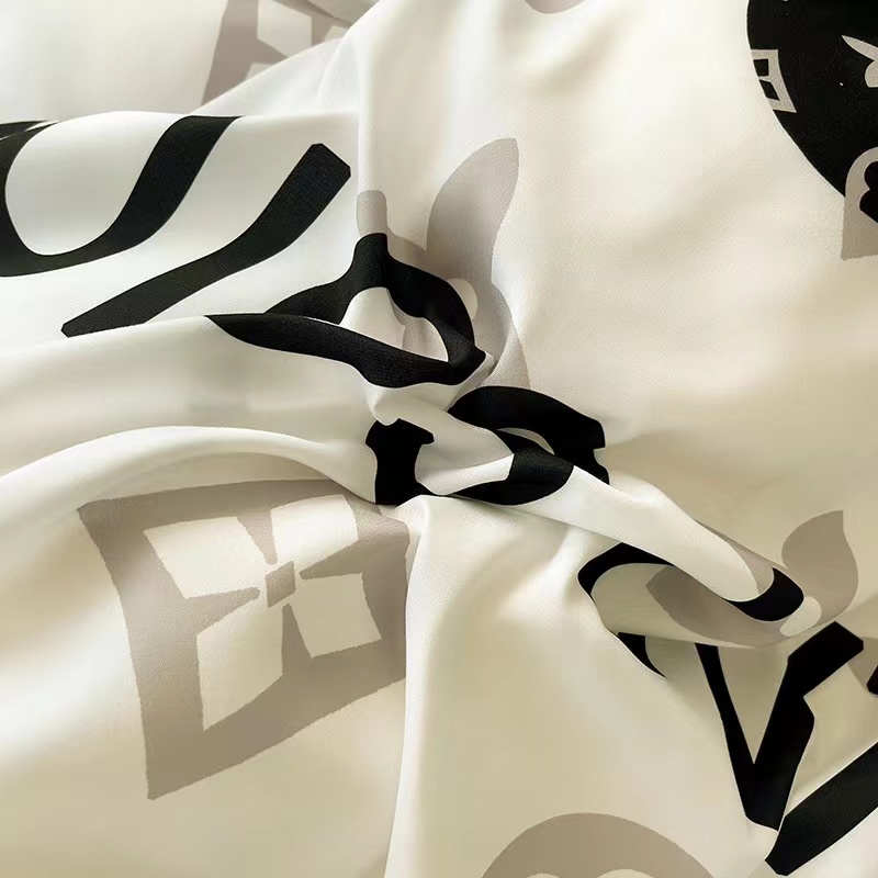 Modern Style Cartoon White Bear Head Design Bedding Sets with 100% Polyester Material