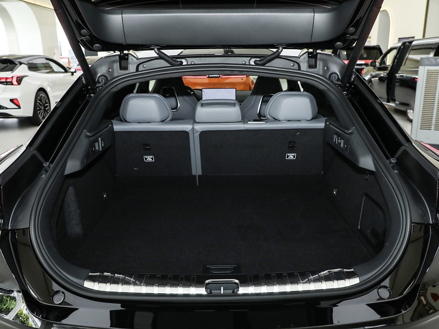 Zeekr 001 New Model 750 Km Long Range Limousine Electric Car with 0.25 Hours Charging Time and Pure Electric Energy with Big Space