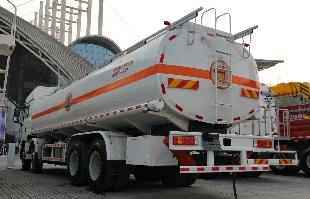 Howo Oil Tank Trucks For Rural Fuel Delivery Oil Tanker Trailer 30cube