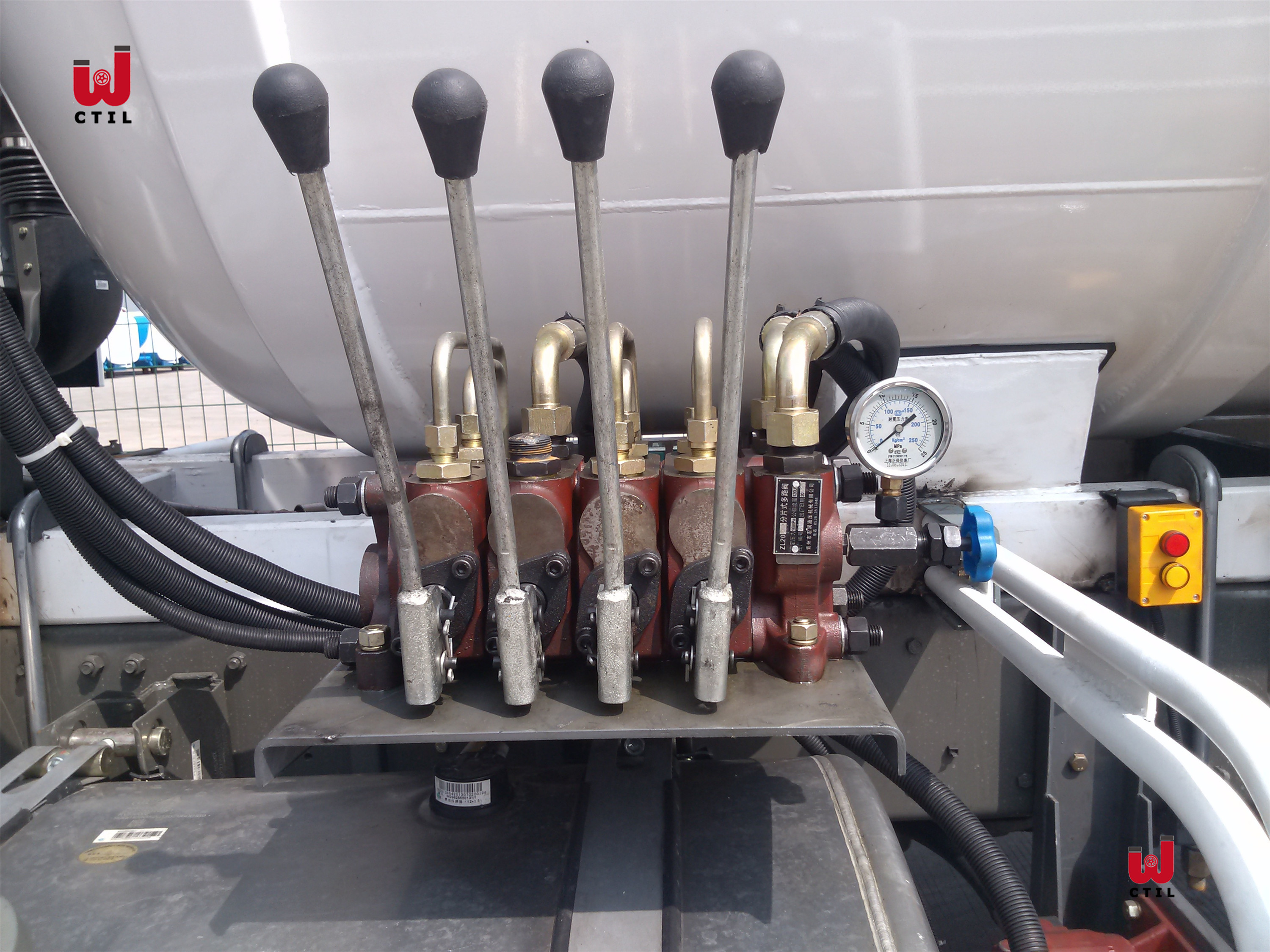 HOWO Sewer Vacuum Truck 10 Cubic Meters Truck Mounted Jetter