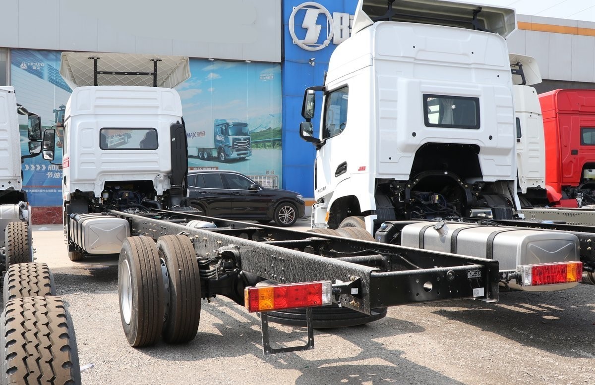Rugged And Reliable Brand Shacman Cargo Truck 6*4 8*4 L5000 WEICHAI Engine