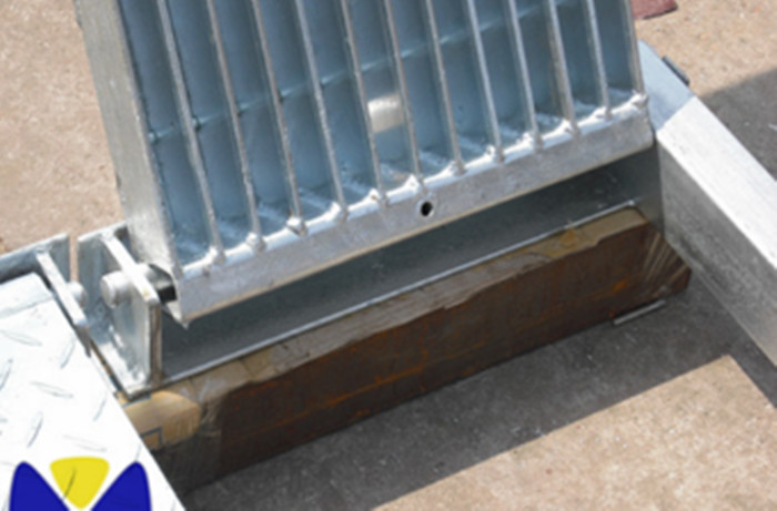 Hot Dip Galvanized Pig Farm Equipment Iron / Steel Farm Gates Anti Corrosion