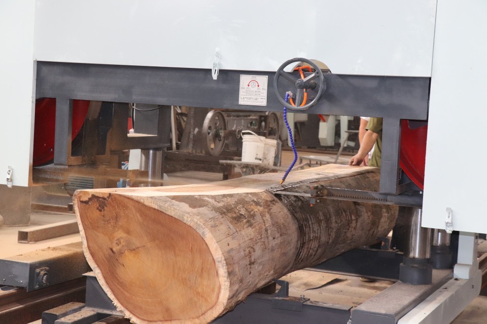 55KW Electric Bandsaw Sawmill 2000mm Heavy Duty 4 stand columns Large Horizontal Log Cutting Saw Mill Machine