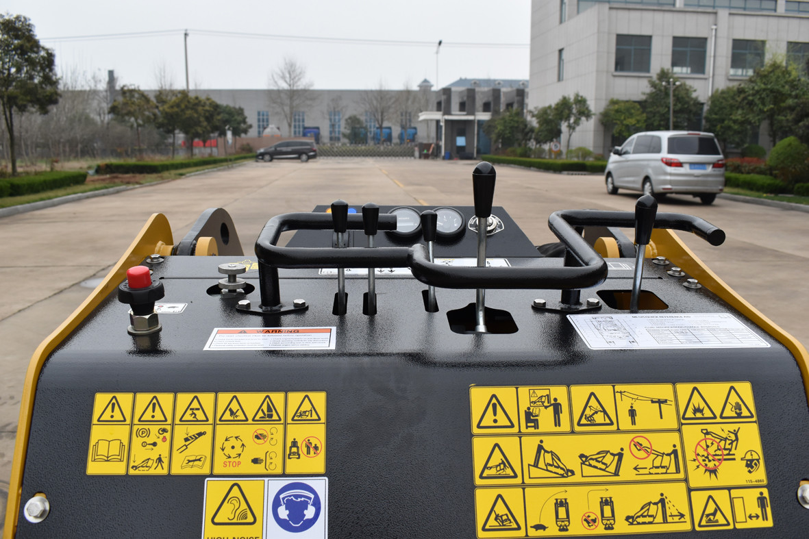 Chinese New Hydraulic Mini Skid Steer Loader With Variously Attachment For Sale