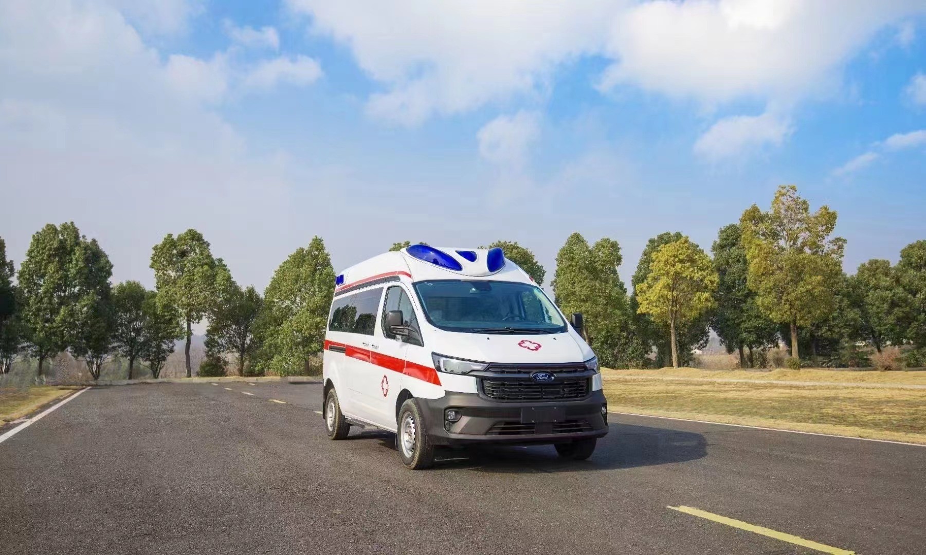 Euro 5 4*2 Ford Emergency Ambulance Car With First Aid Equipment And Cabinet In Side