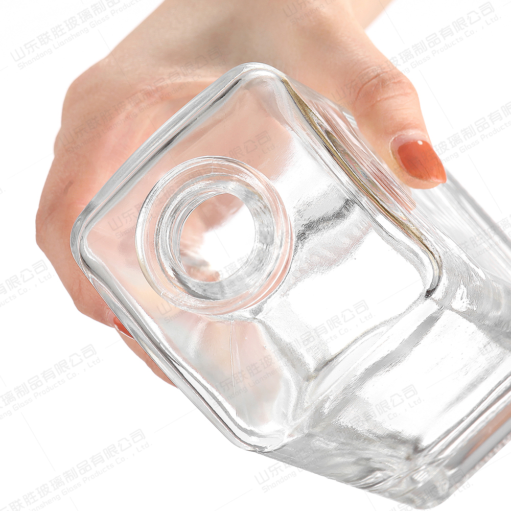 Body Material Glass Clear Bottle for Tequila Liqueur 500ml 1000ml Unique Carved Flat