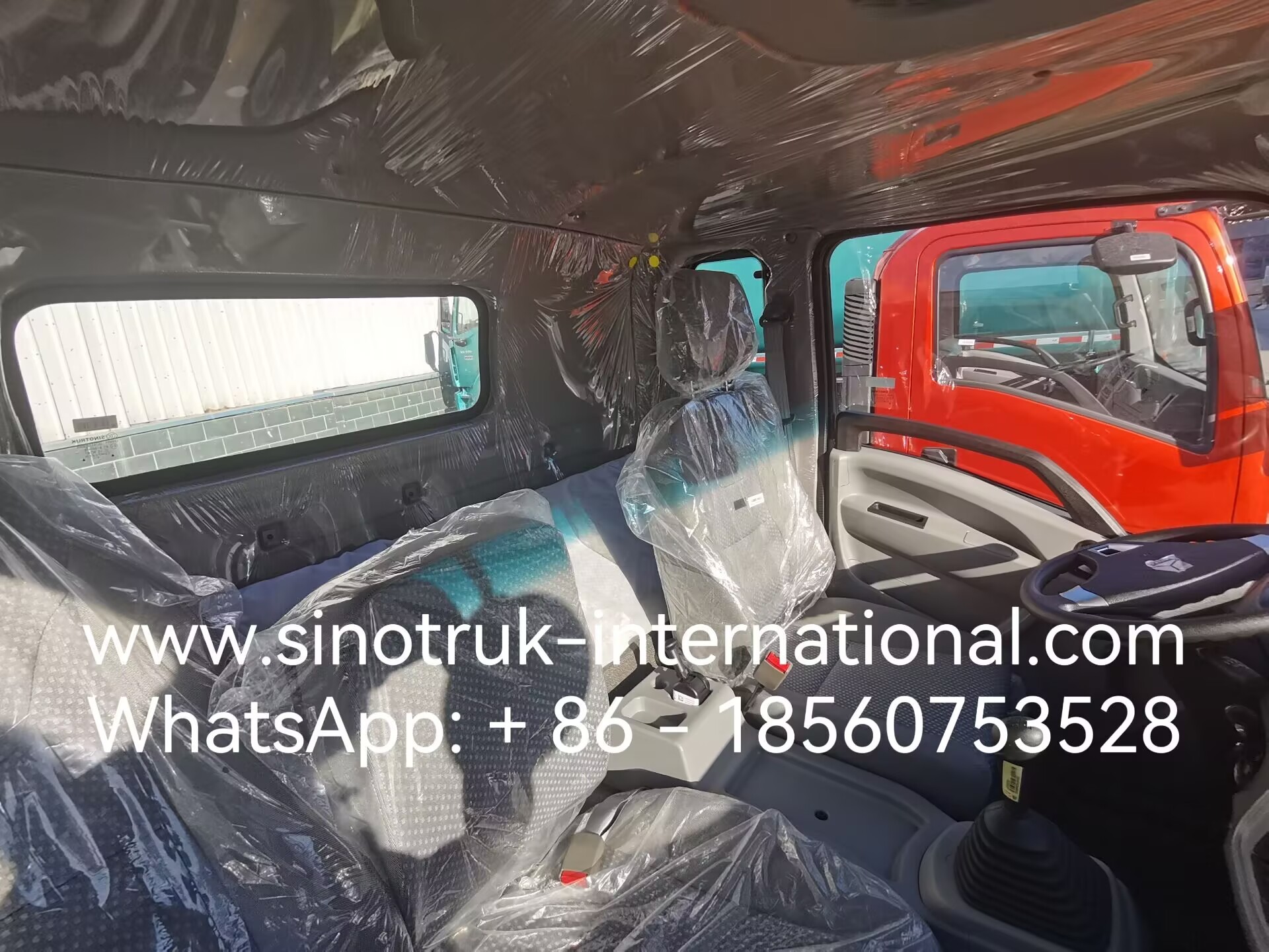 HOWO Small Goods Transporting Light Duty Trucks Two Sits Single Berth With A / C Chassis LHD