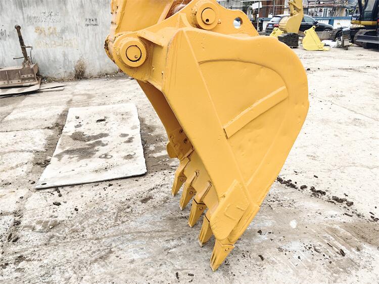 The ORIGINAL Used Hyundai Crawler Excavator R220 with 1.05m3 Bucket Capacity in Shanghai