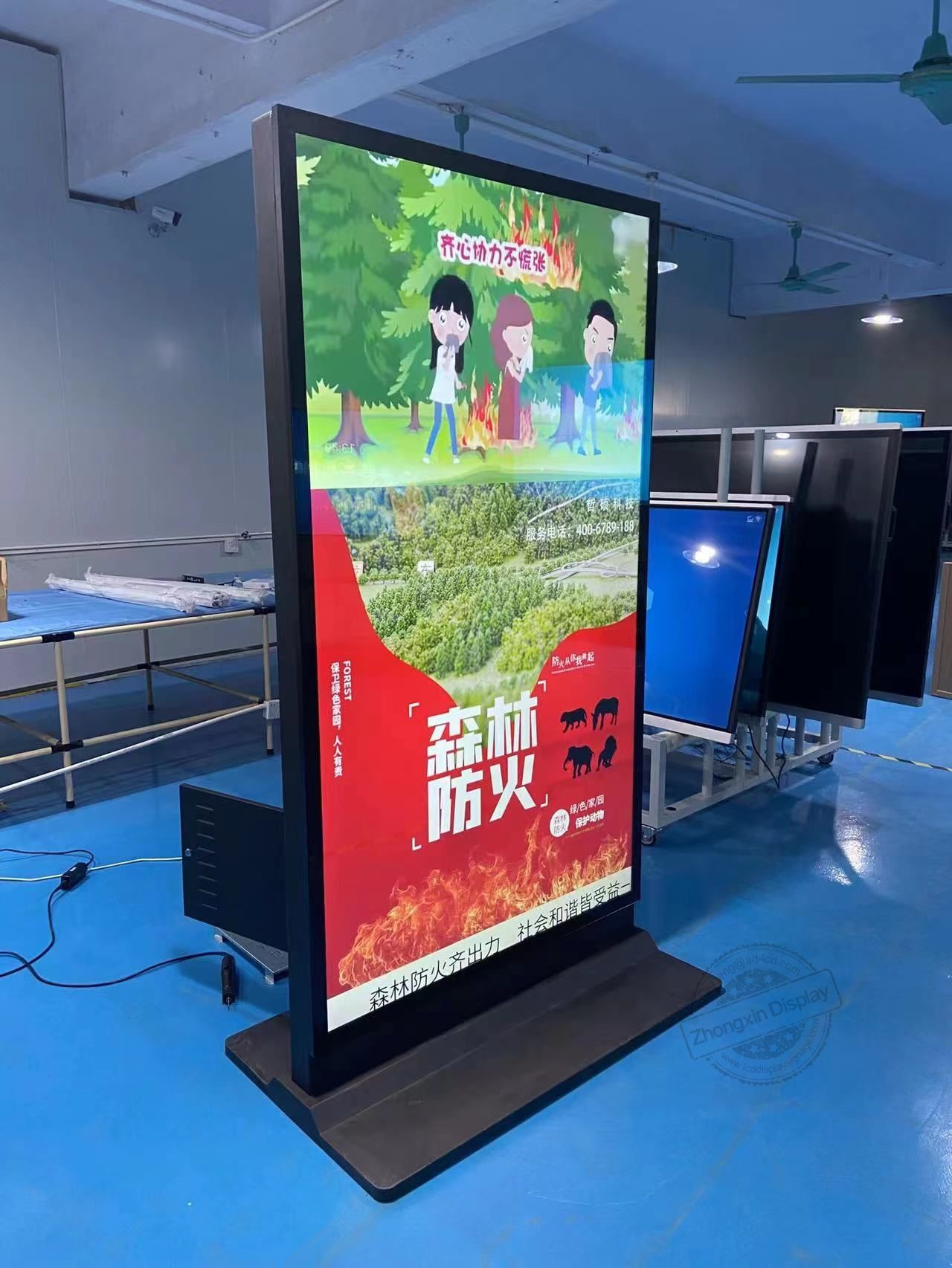 86inch 3840*2160 Interactive Lcd Free Standing Monitor 4000 1 Contrast Ratio 8GB-32GB Storage 2GB-16GB RAM