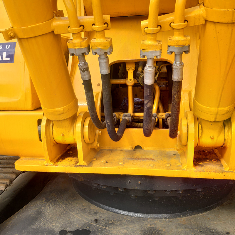20 Ton Operating Weight Komatsu PC200 Excavator with Original Color Second Hand
