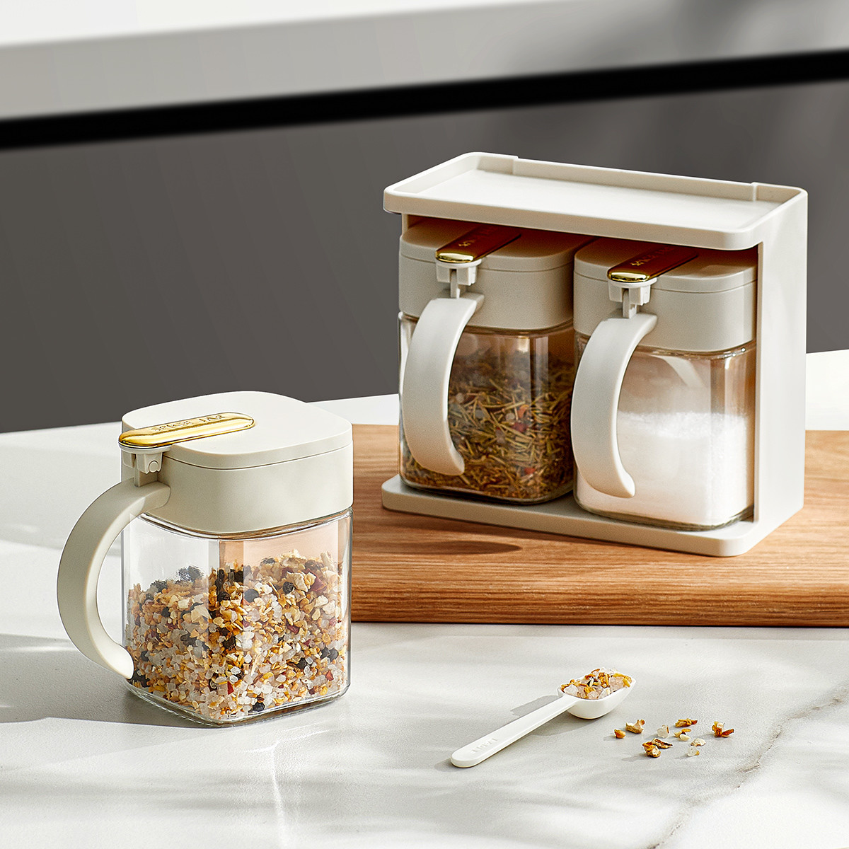 2 Grids Seasoning Box Spice Box with Handle Containers with Spoon Functional Condiment Jar Storage Rack for Salt Sugar Cruet