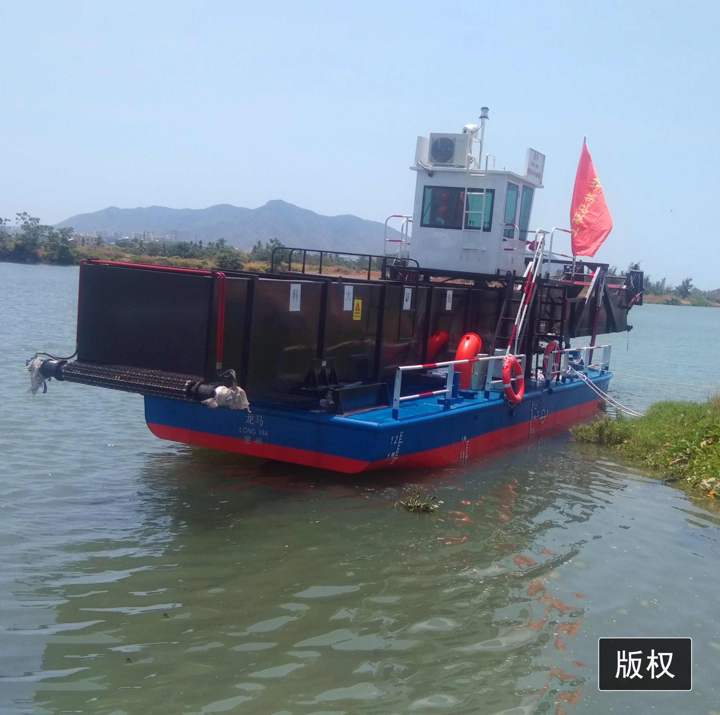 Grass Harvesting Trash Skimmer Machines aquatic weed harvester reed water hyacinth harvester in lake/river
