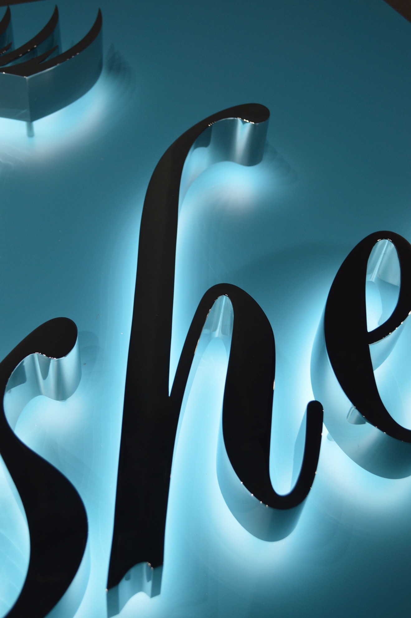 7000K Backlit Halo Lit Stainless Steel Channel Letter Signs Acrylic LED Electroplated Edge Lit
